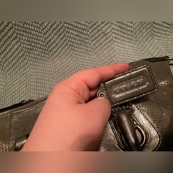 RARE EUC COACH METALLIC SILVER SHOULDER BAG. - Picture 5 of 11
